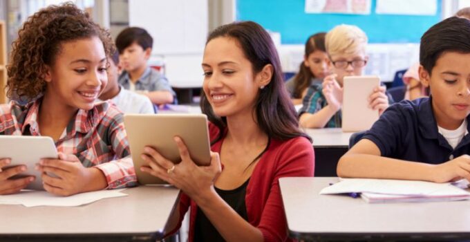 Positive and Negative Effects of Technology on Students – 2024 Guide