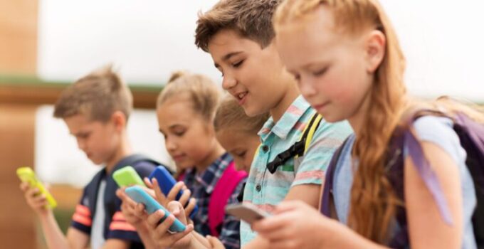 How to Protect Your Children on Their Smartphone – 2024 Guide