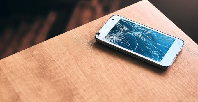 How Can You Fix A Cracked Phone Screen Yourself?