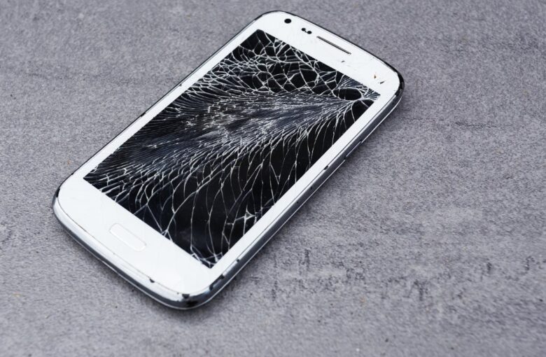 Self-repairing smartphone screens